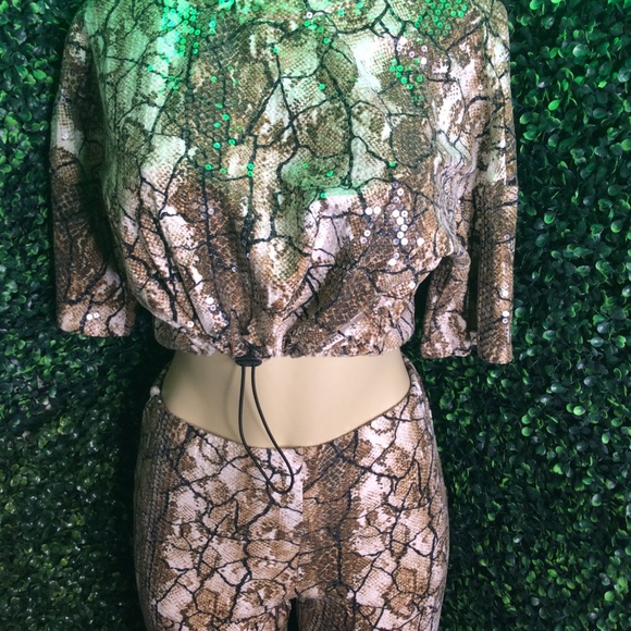 Cute women’s 2 piece short set - Picture 2 of 3